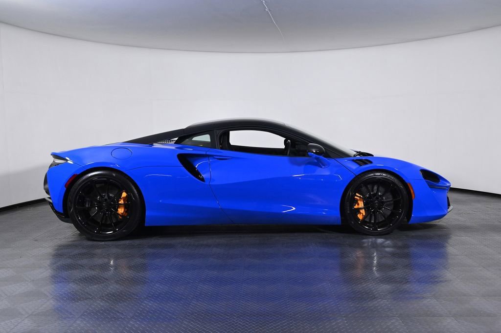 Used 2024 McLaren Artura RWD image 6