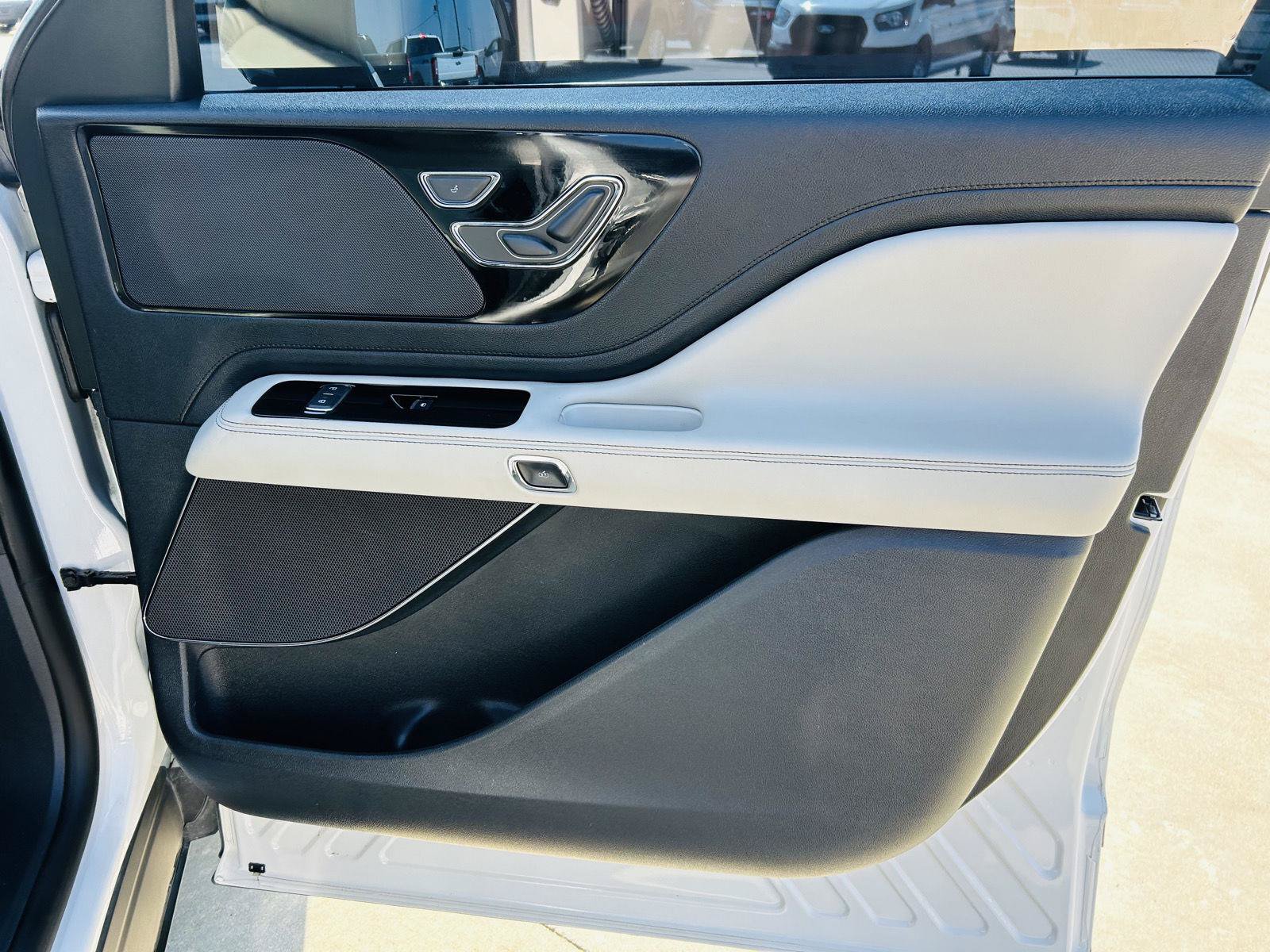 Used 2025 Lincoln Aviator AWD image 39