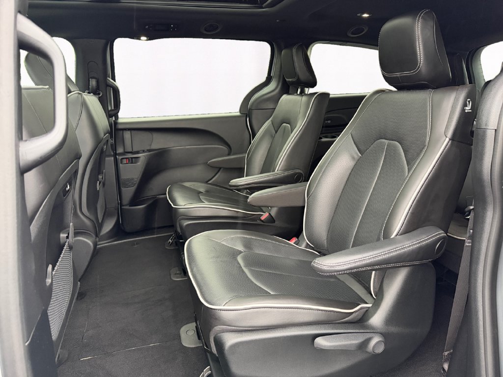 Used 2023 Chrysler Pacifica Limited w/ S Appearance Package FWD image 13