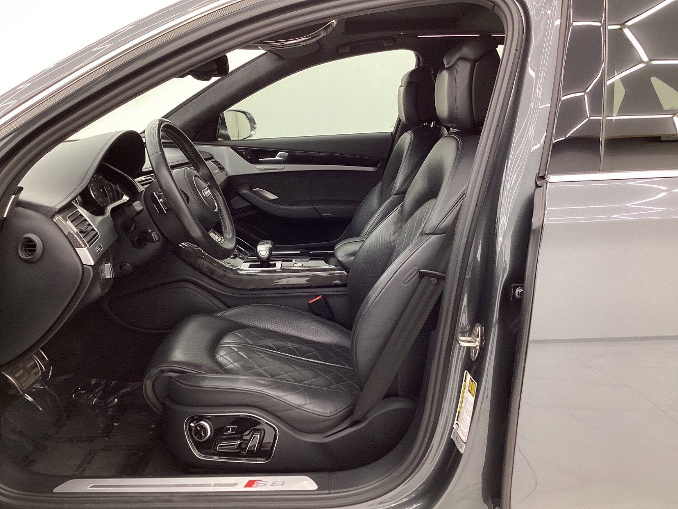 Used 2013 Audi S8 image 14