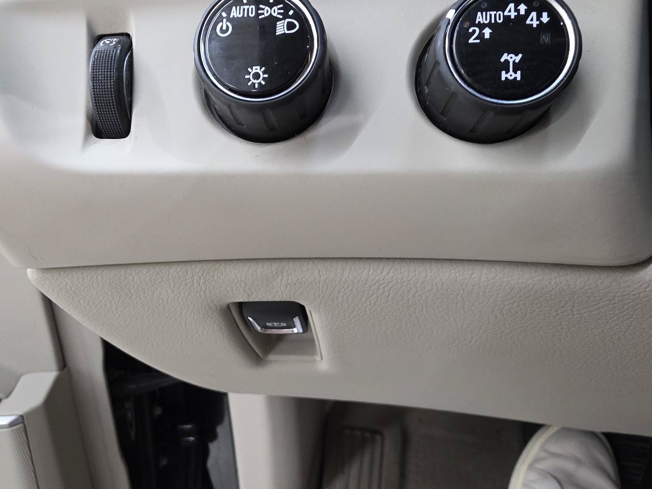 Used 2018 Cadillac Escalade Premium Luxury AWD/4WD image 36