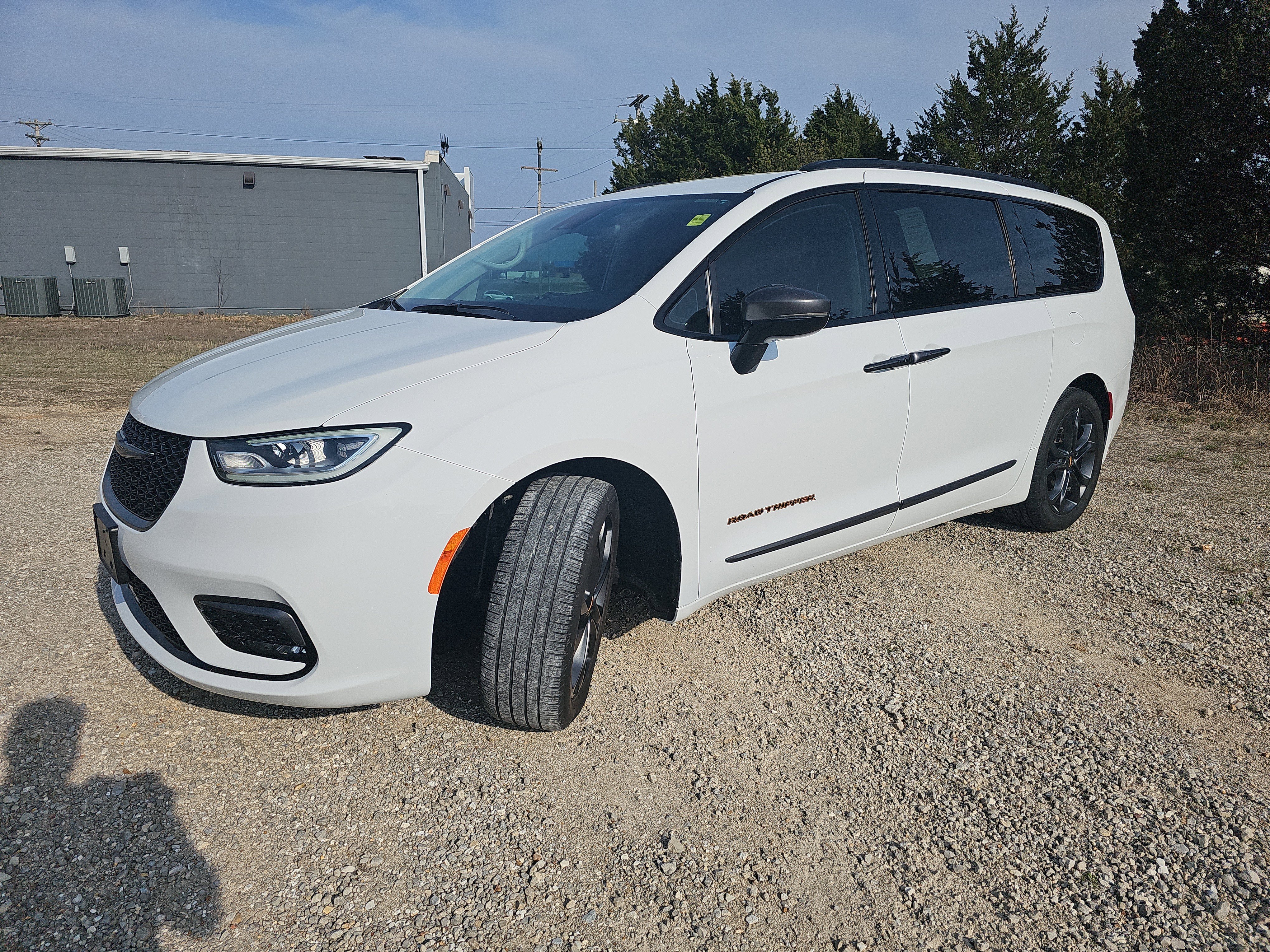 Used 2024 Chrysler Pacifica Touring-L w/ Road Tripper Package image 8