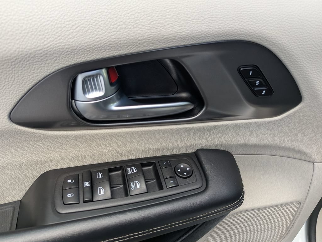 Used 2023 Chrysler Pacifica Touring-L FWD image 35