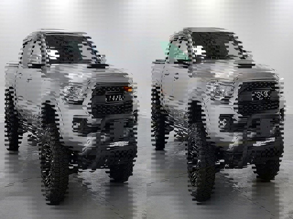 Used 2018 Toyota Tacoma TRD Sport AWD/4WD image 2