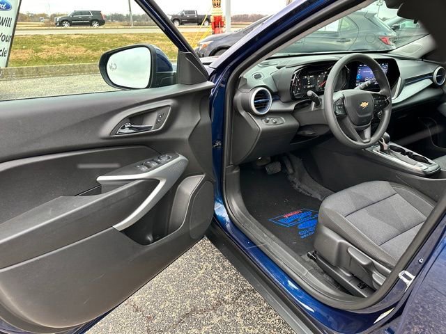 Used 2024 Chevrolet Trax LS w/ LS Convenience Package image 10