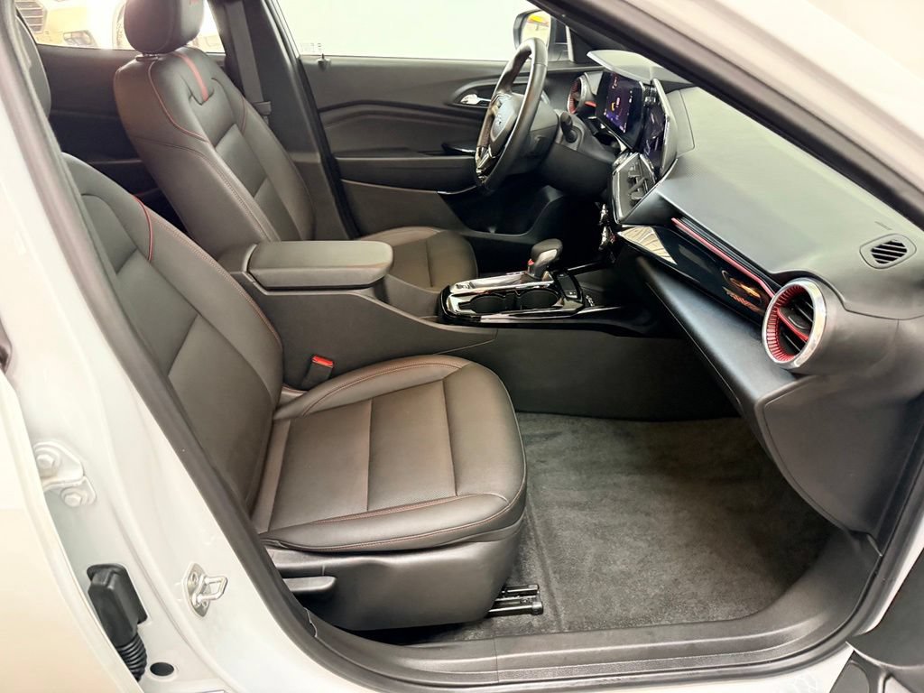 Used 2024 Chevrolet Trax RS w/ Sunroof Package FWD image 36