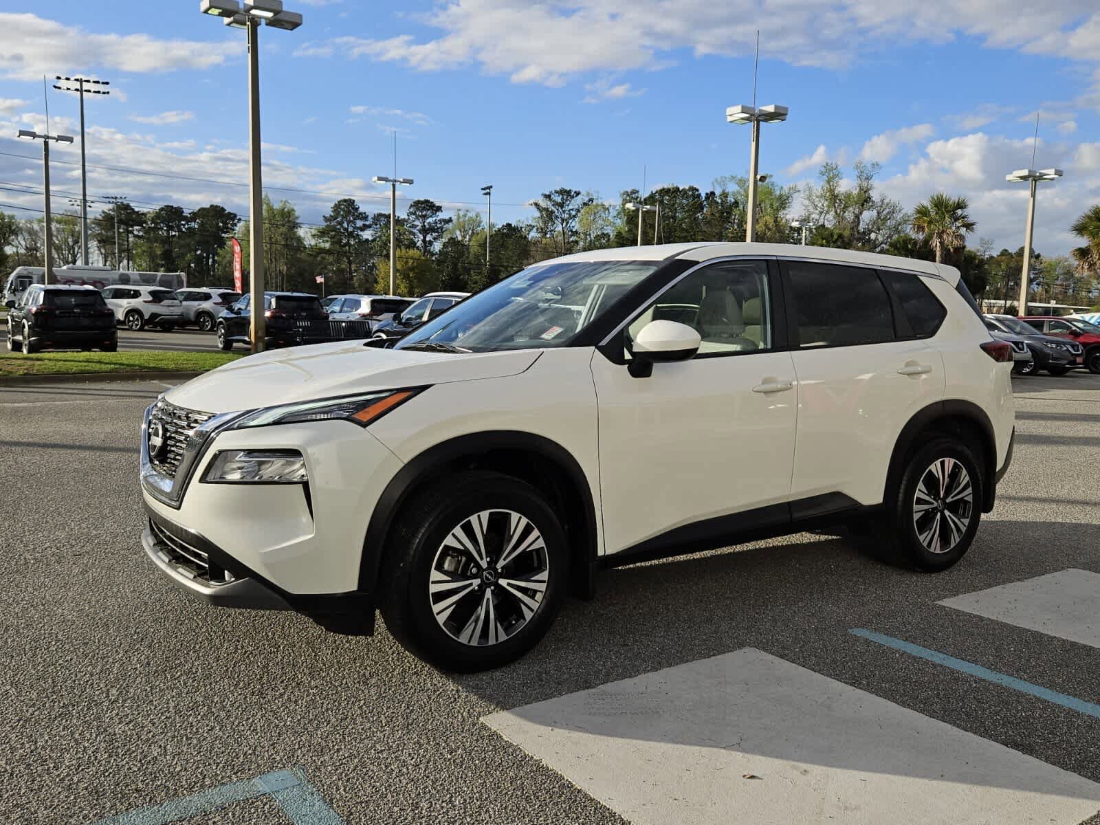 Used 2023 Nissan Rogue SV image 2
