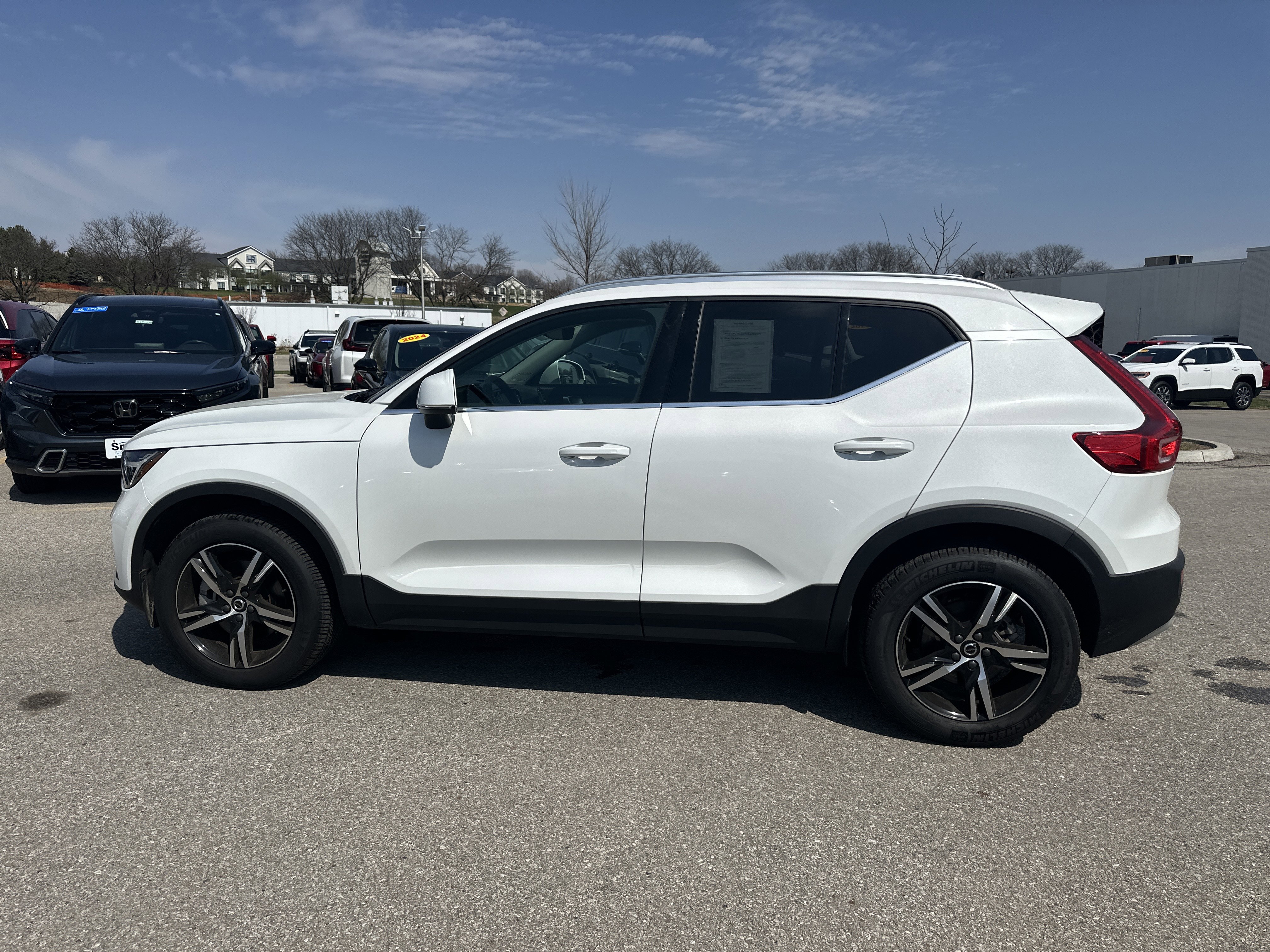 Used 2025 Volvo XC40 B5 Core image 6