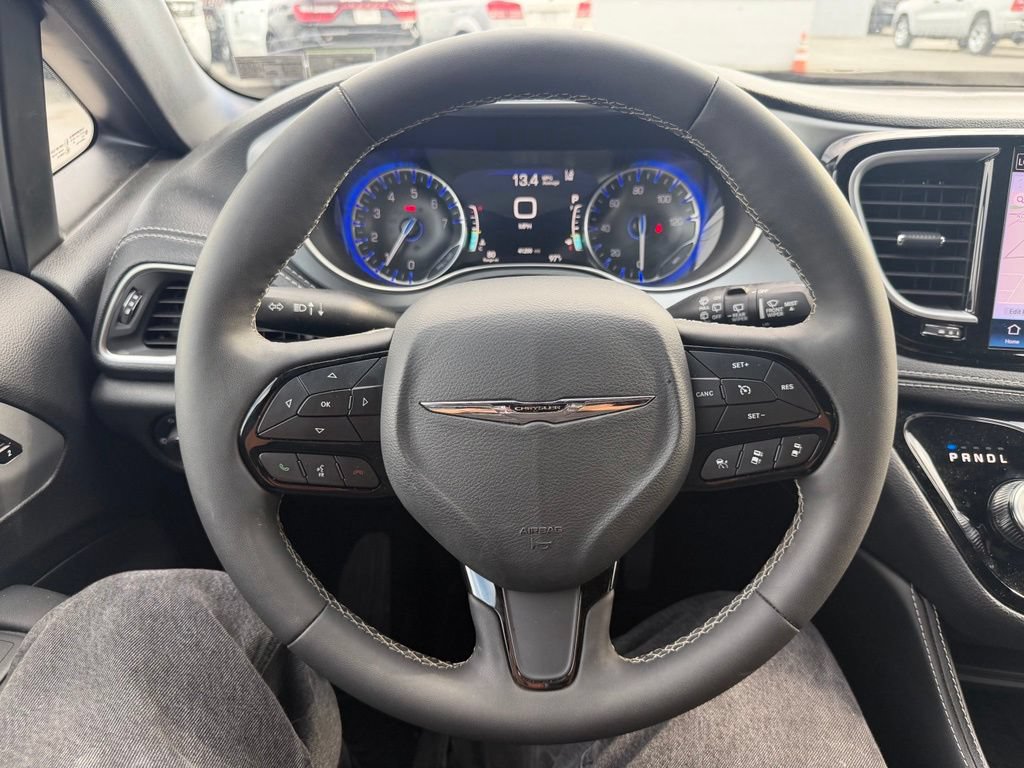 Used 2025 Chrysler Pacifica Limited FWD image 4