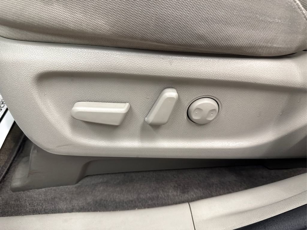 Used 2015 Kia Sedona LX w/ LX Convenience Package image 33