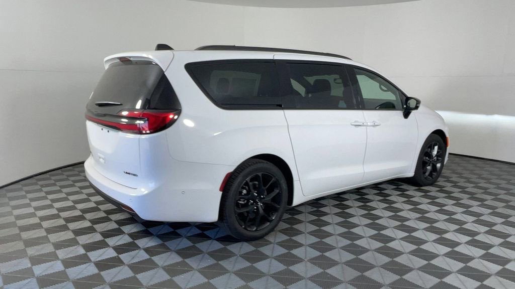New 2025 Chrysler Pacifica Limited image 4