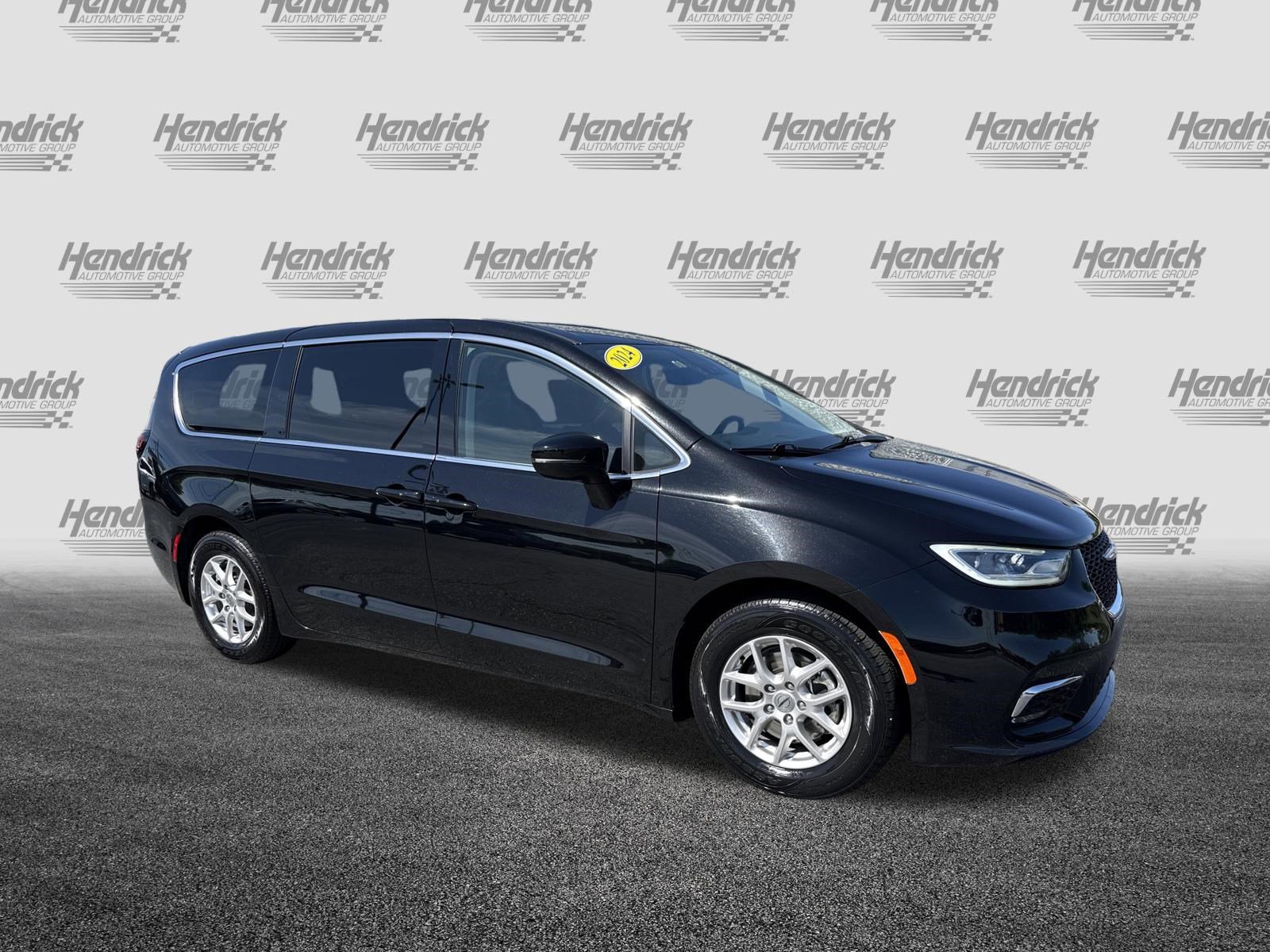 Used 2024 Chrysler Pacifica Touring-L FWD image 2