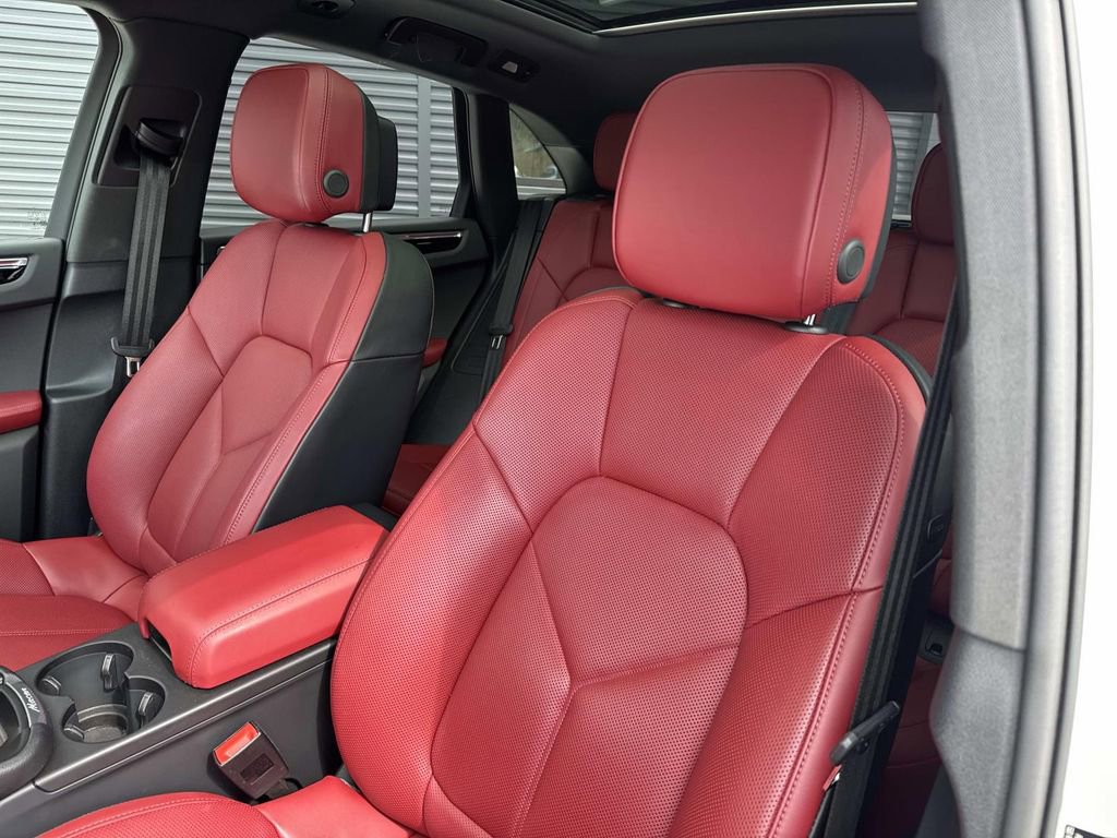 Certified 2025 Porsche Macan image 6