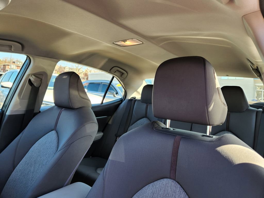 Used 2018 Toyota Camry LE image 12