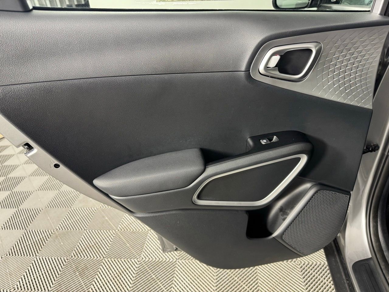 Used 2025 Kia Soul LX w/ LX Technology Package FWD image 30