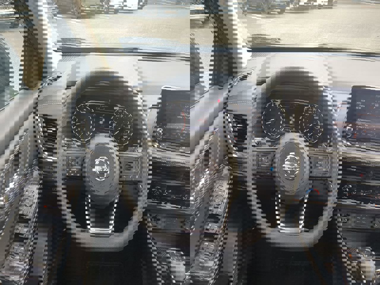 Used 2024 Nissan Rogue SV image 14