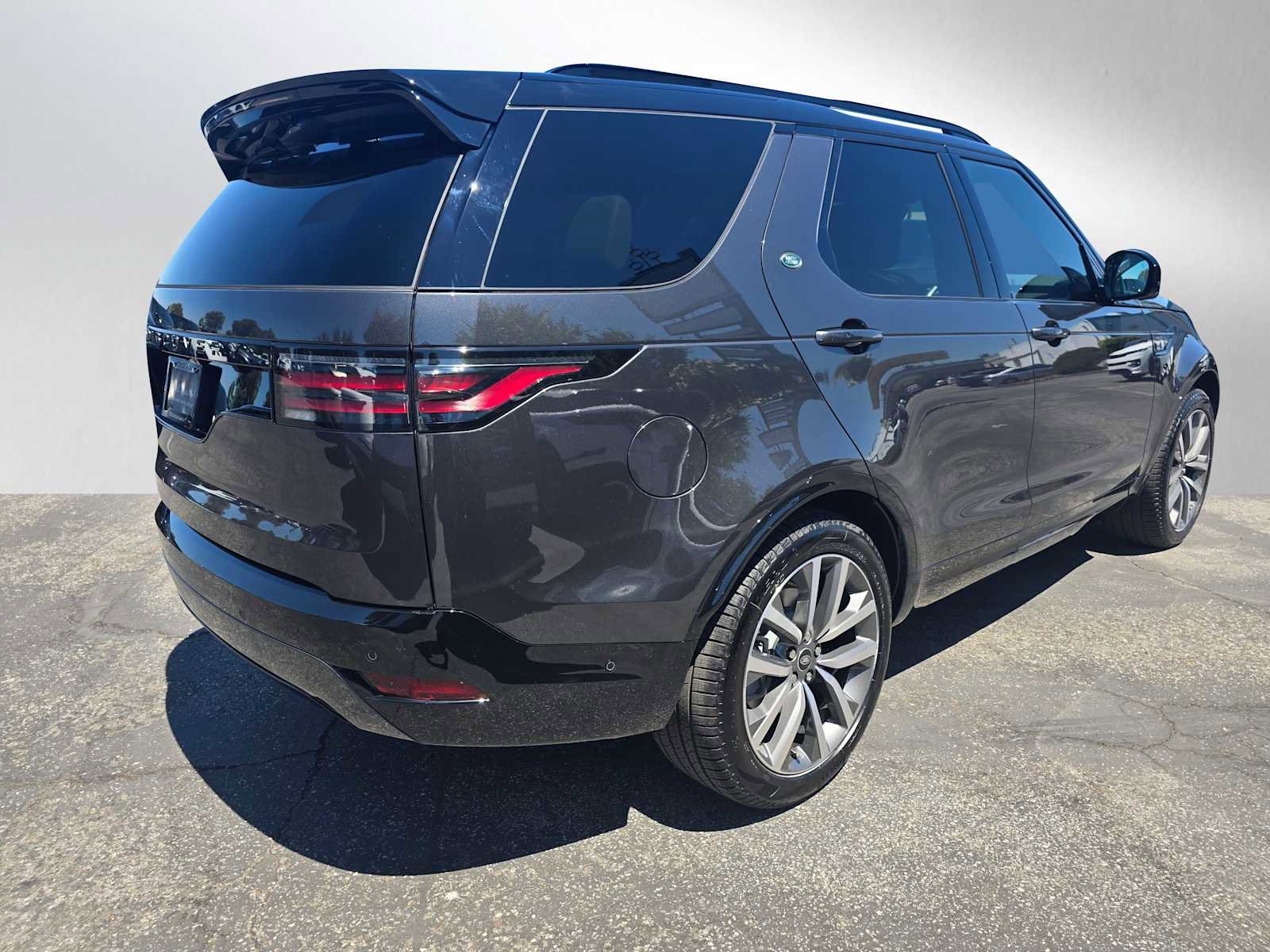 New 2025 Land Rover Discovery Dynamic SE image 5