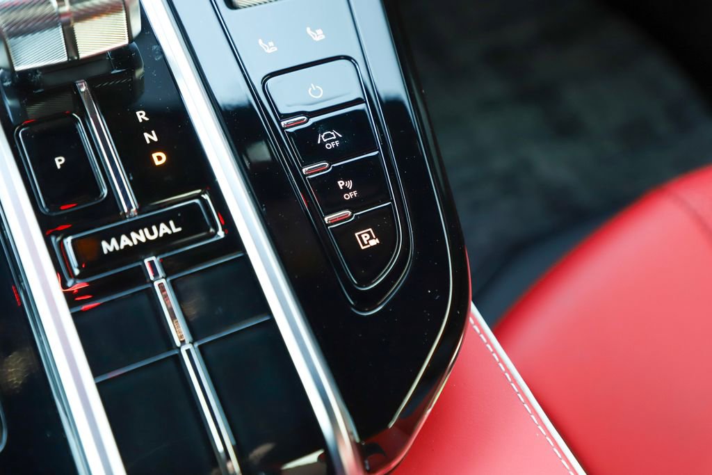 Used 2025 Aston Martin V8 Vantage Coupe image 25