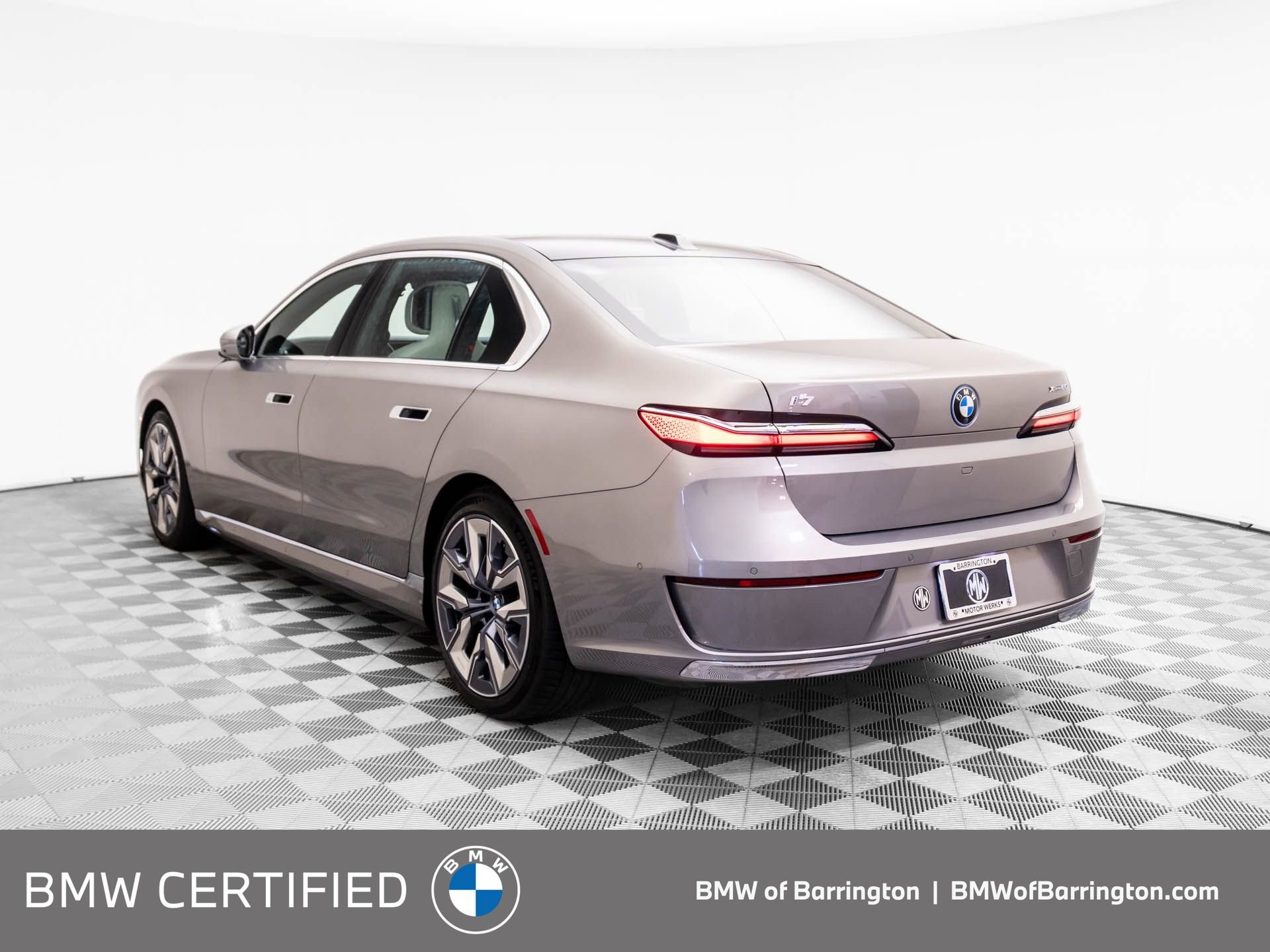 Used 2023 BMW i7 xDrive60 w/ Executive Package 2 video 3