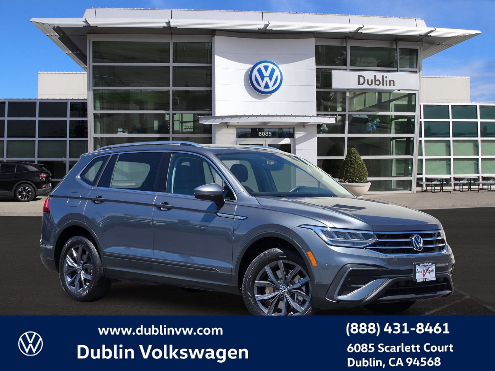 Used 2023 Volkswagen Tiguan SE w/ Panoramic Sunroof Package FWD image 1
