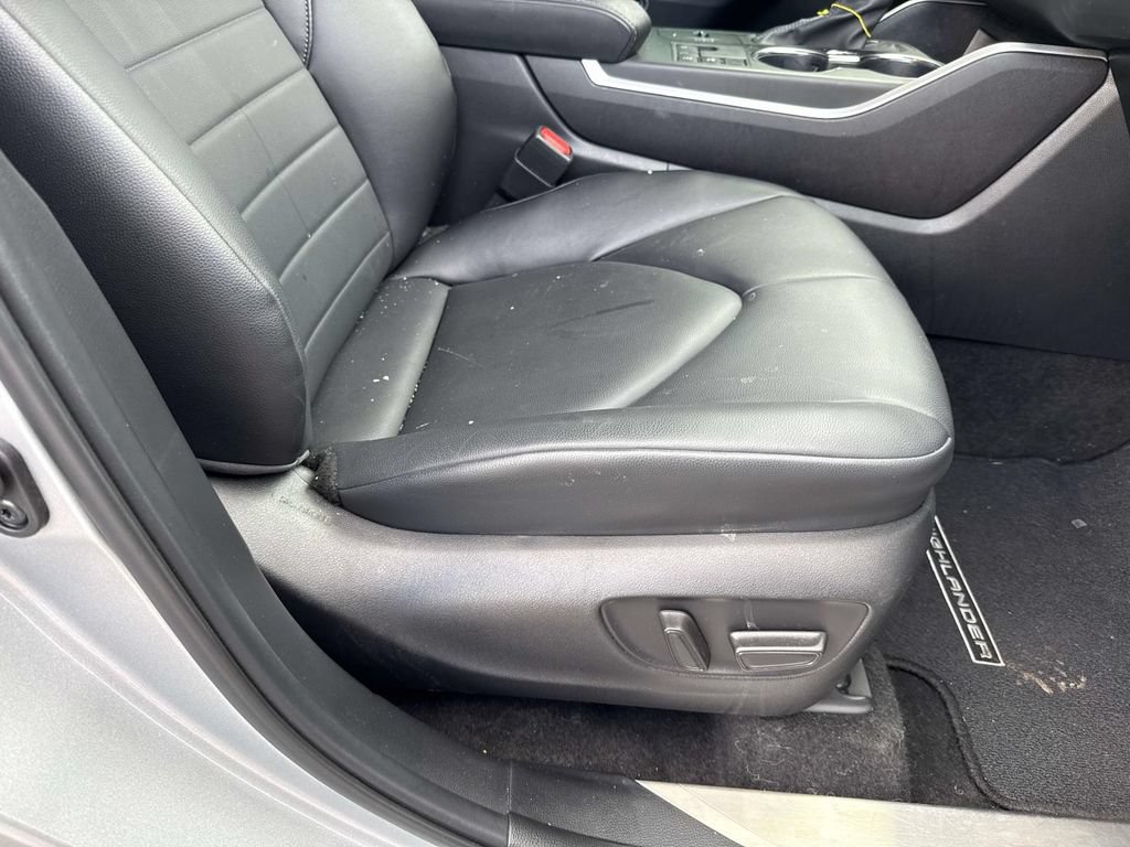 Used 2024 Toyota Highlander XLE FWD image 16