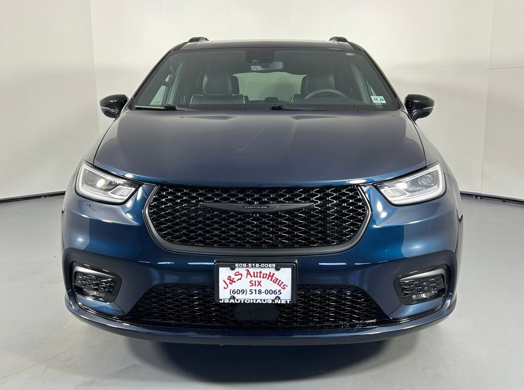 Used 2024 Chrysler Pacifica Limited w/ S Appearance Package FWD image 2