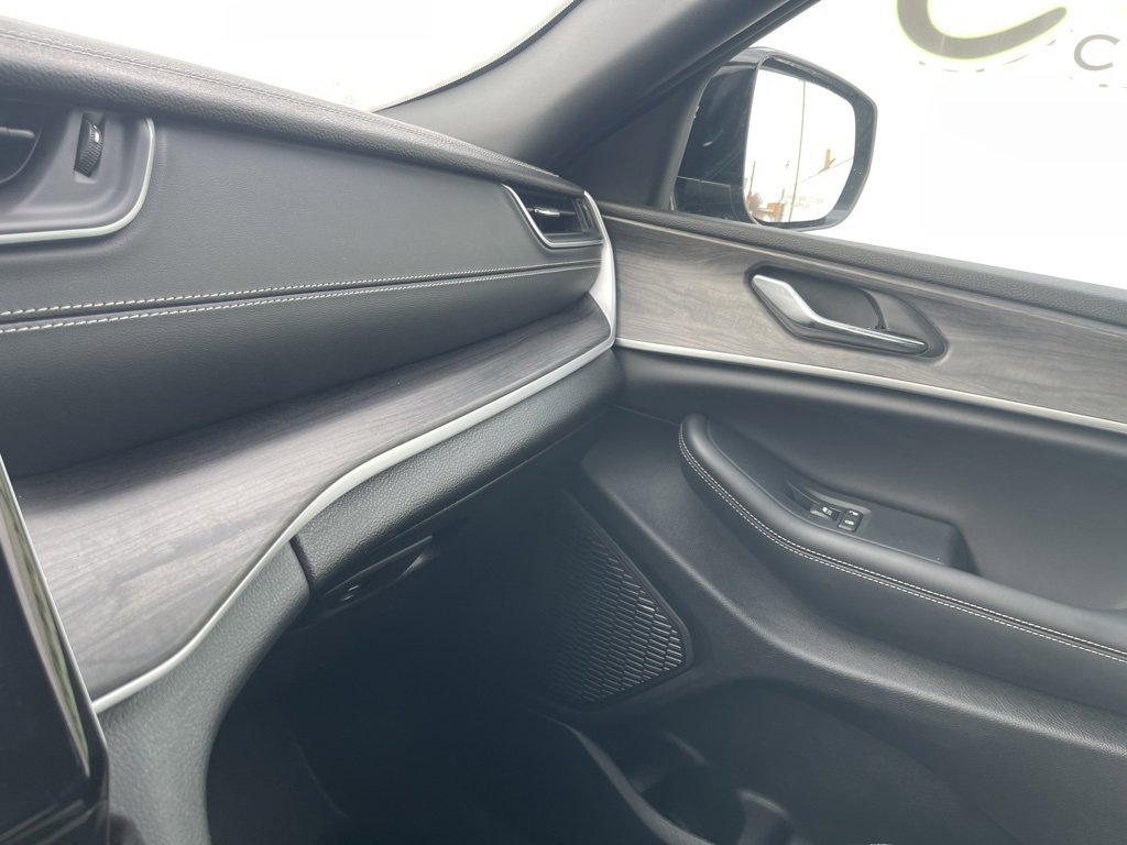 Used 2024 Jeep Grand Cherokee Limited w/ Luxury Tech Group II image 31