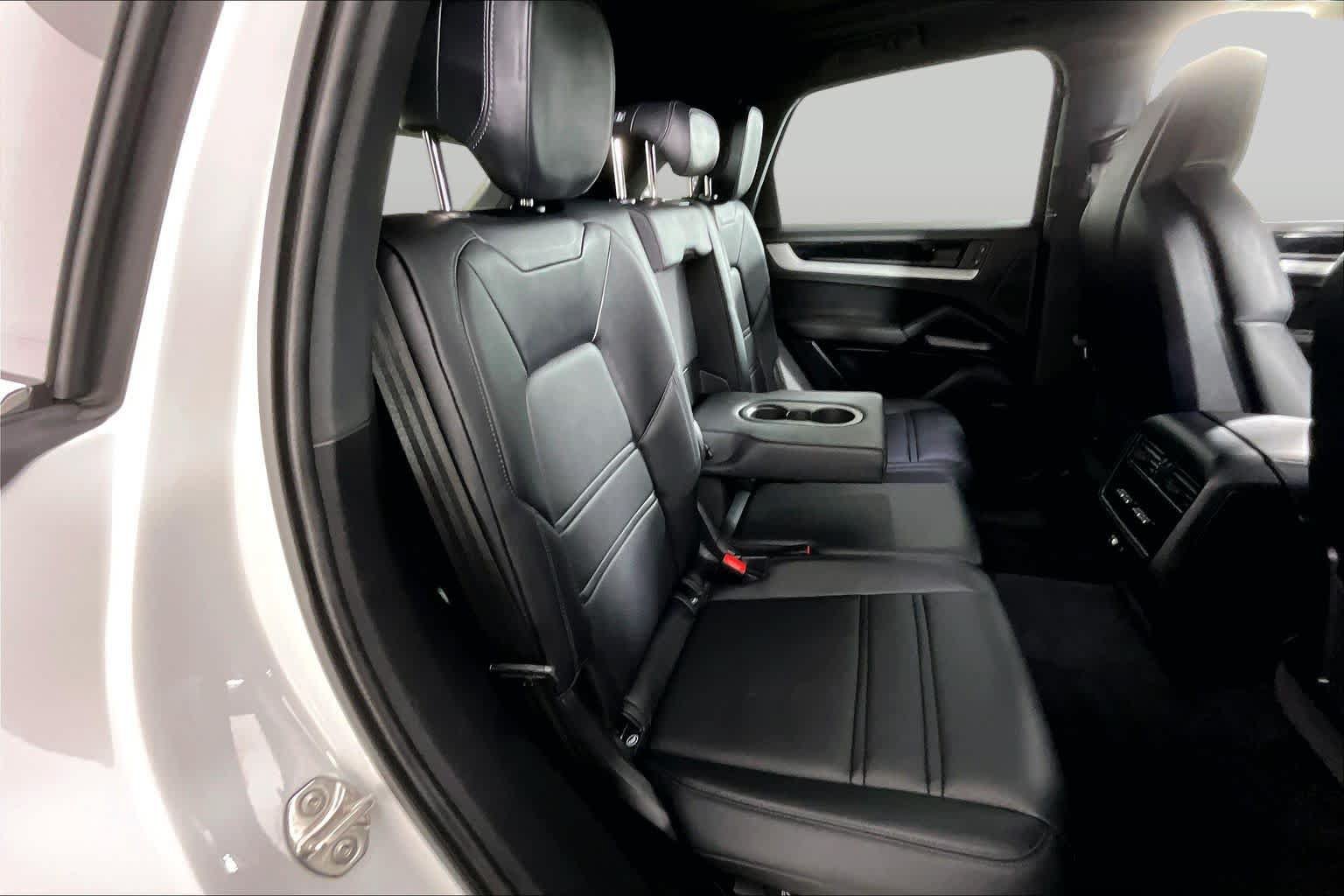 Used 2024 Porsche Cayenne AWD/4WD image 19
