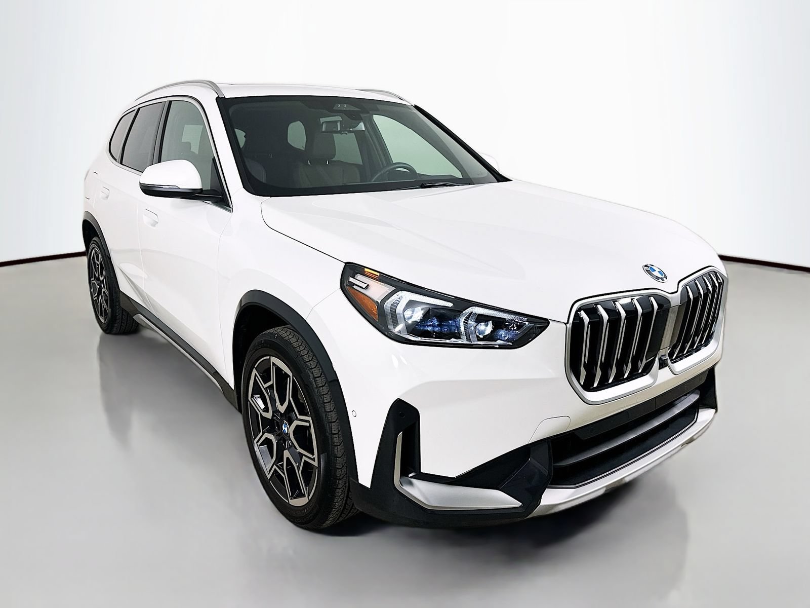 Used 2025 BMW X1 xDrive28i AWD/4WD image 3