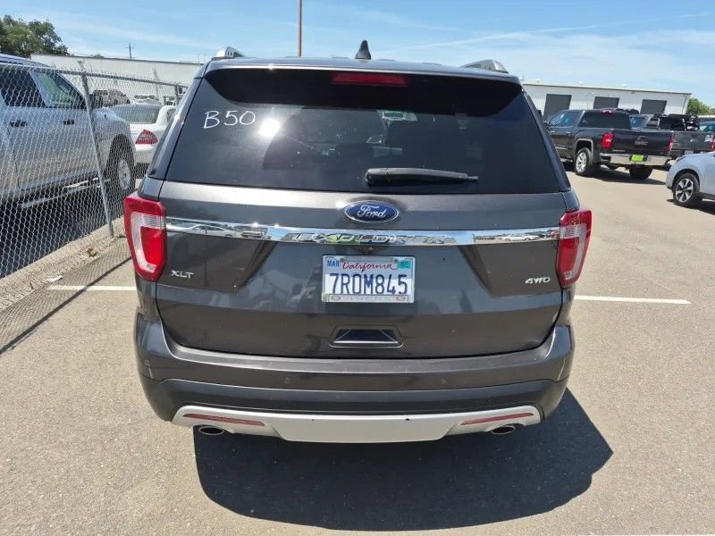 Used 2016 Ford Explorer XLT w/ Equipment Group 202A AWD/4WD image 4