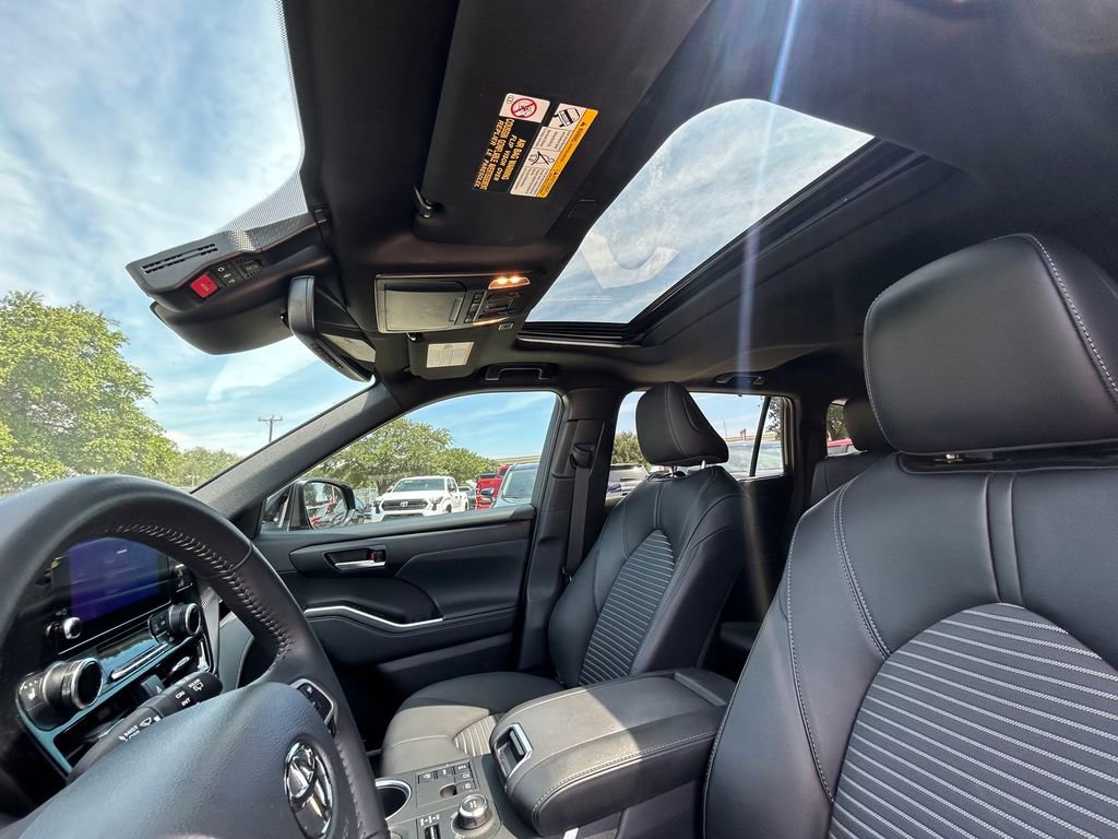 Used 2025 Toyota Highlander XSE AWD/4WD image 12