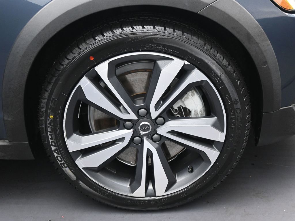 Used 2023 Volvo V60 B5 Cross Country Plus w/ Climate Package image 31