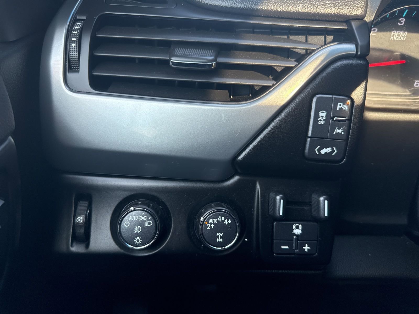 Used 2019 Chevrolet Tahoe LT w/ LT Signature Package image 38