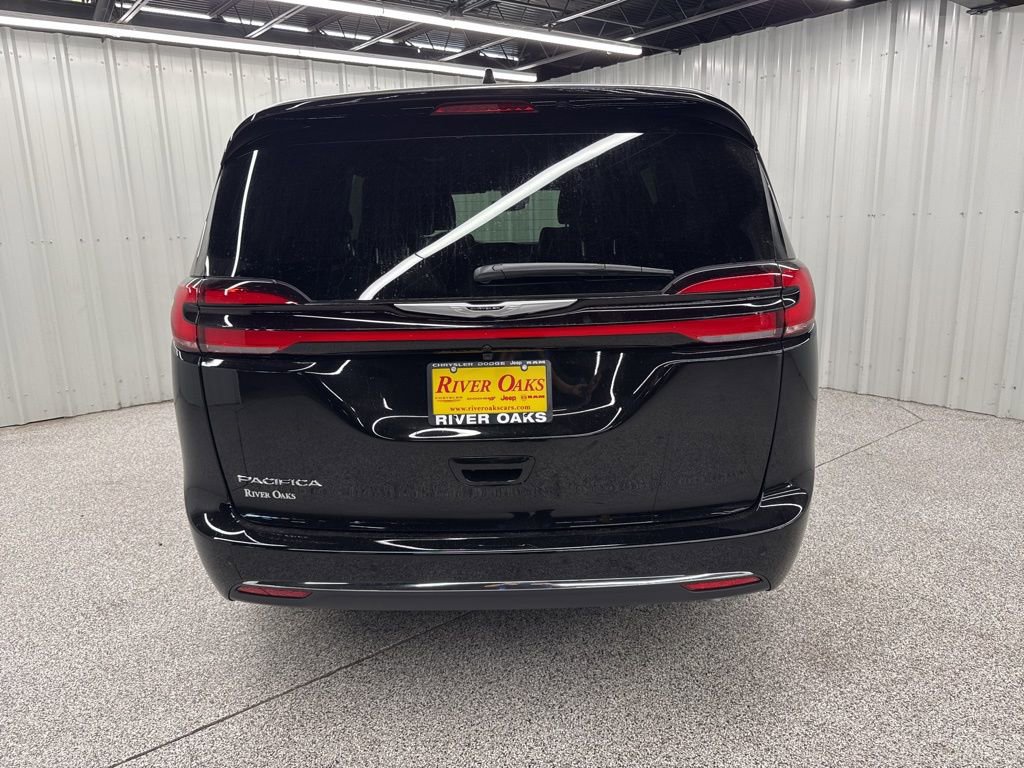 New 2026 Chrysler Pacifica Select image 5
