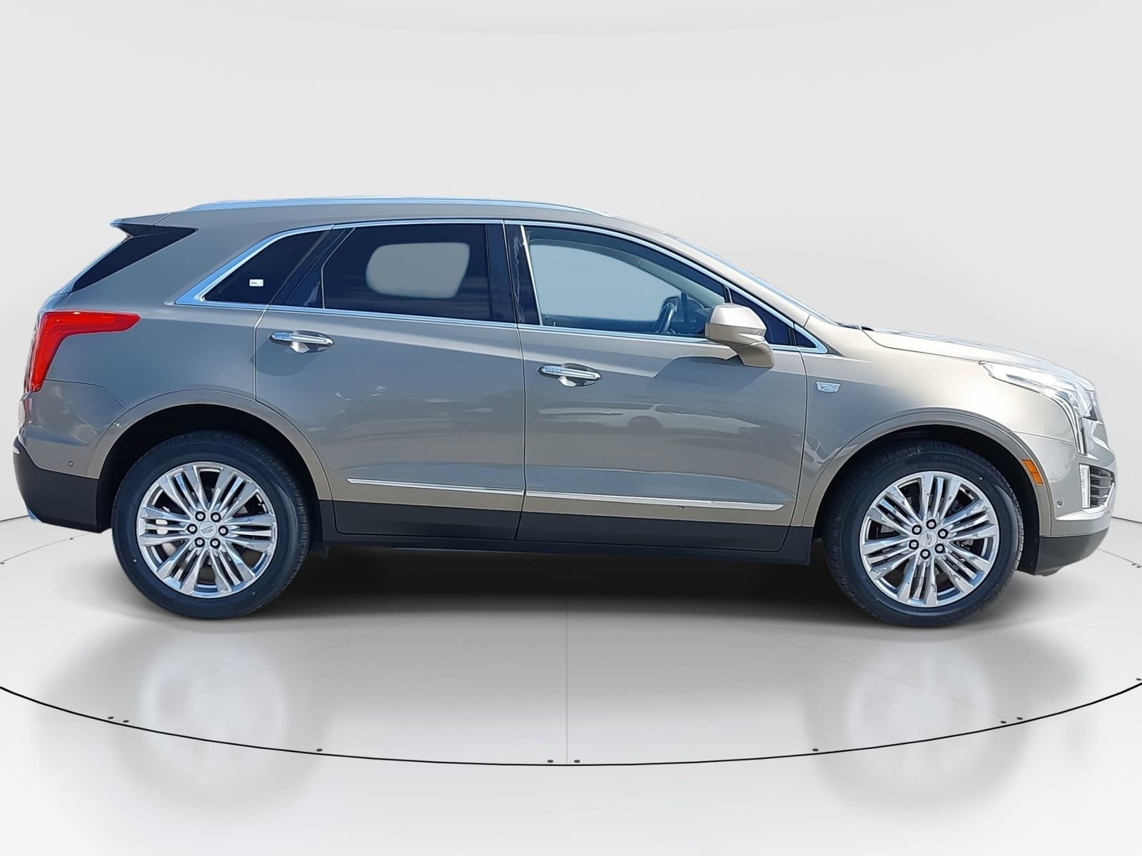 Used 2019 Cadillac XT5 Premium Luxury w/ Driver Assist Package image 4