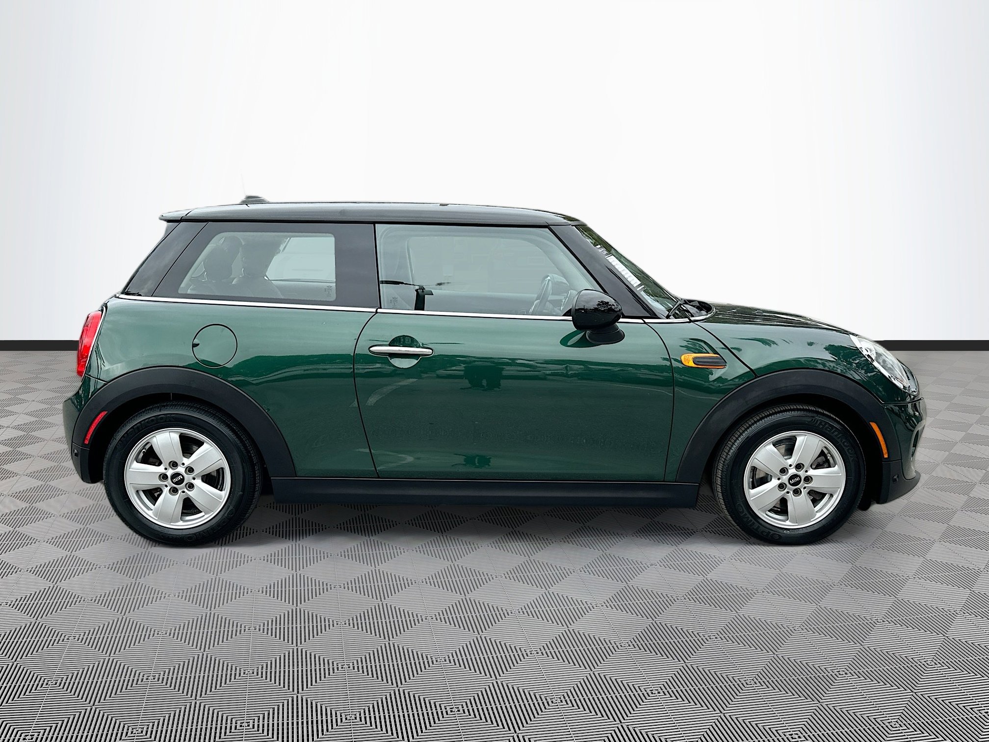 Used 2018 MINI Cooper 2-Door Hardtop image 8