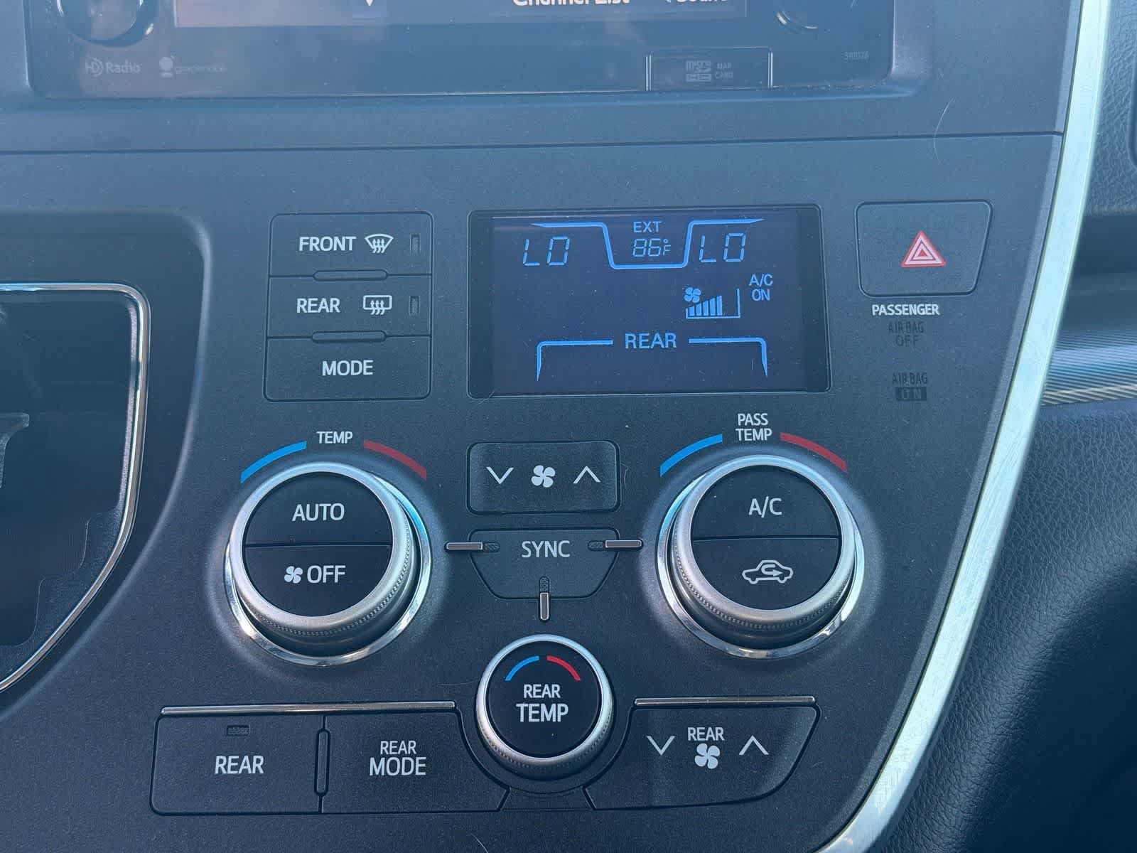 Used 2015 Toyota Sienna SE Premium FWD image 26