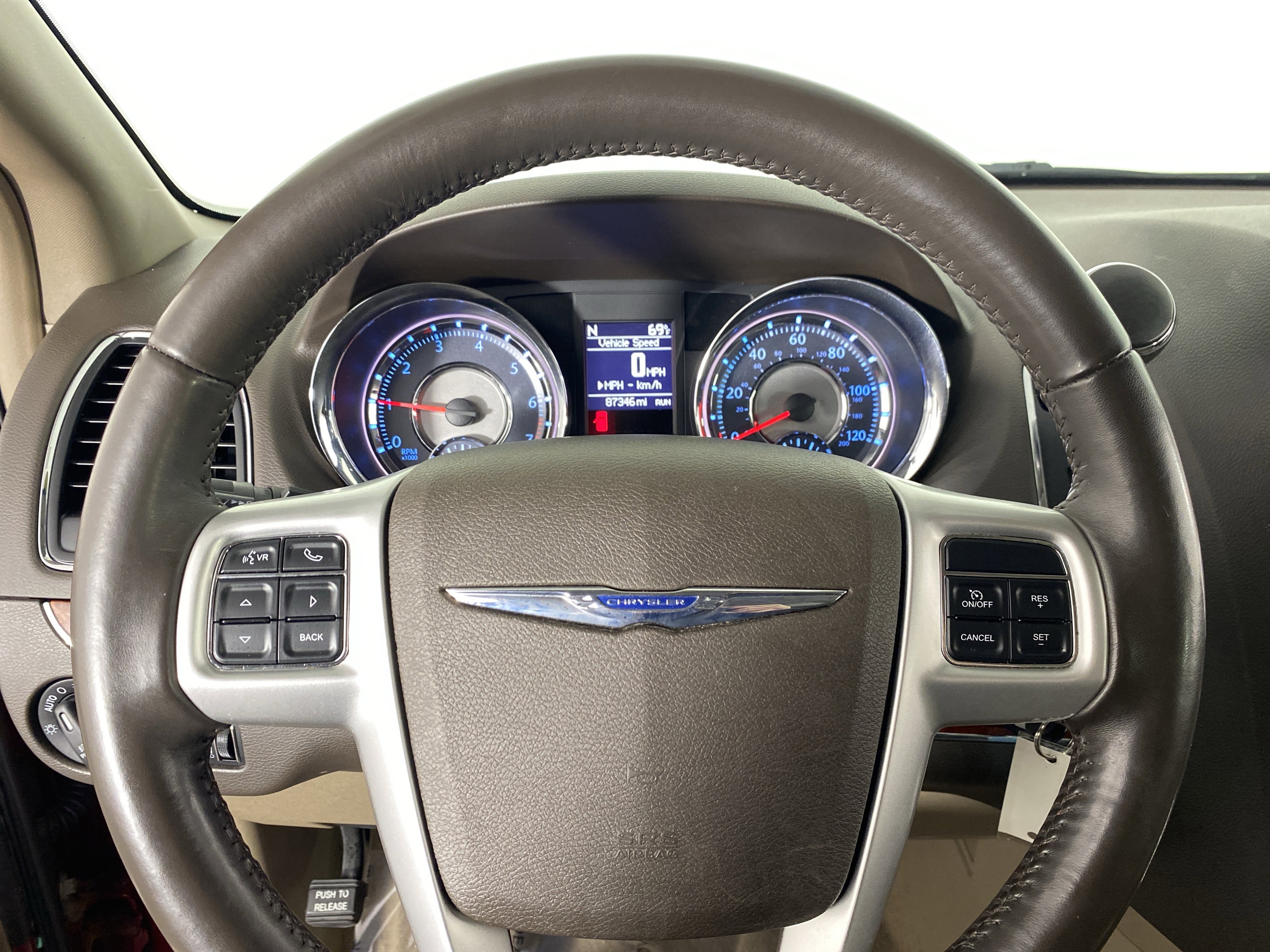 Used 2014 Chrysler Town & Country Touring FWD image 19