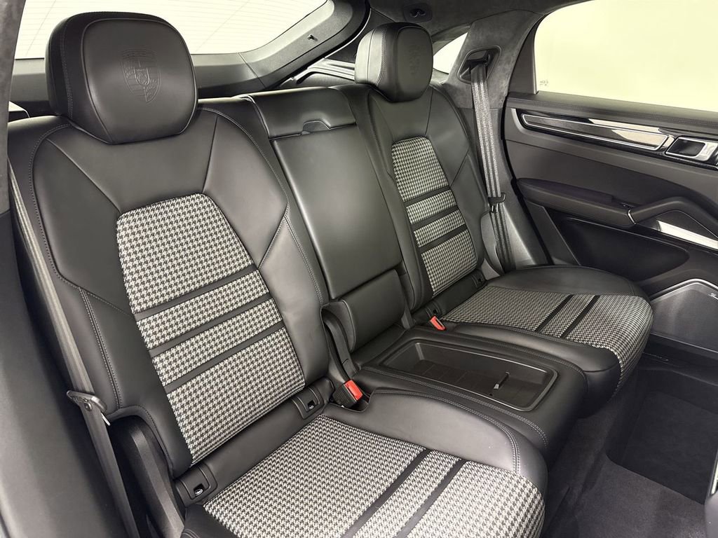 Certified 2023 Porsche Cayenne Turbo AWD/4WD image 23
