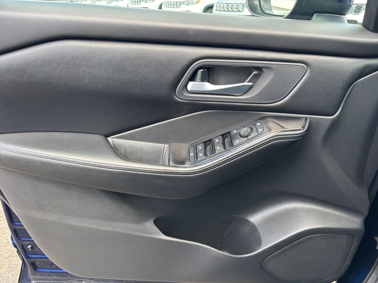 Used 2025 Nissan Rogue SV FWD image 18
