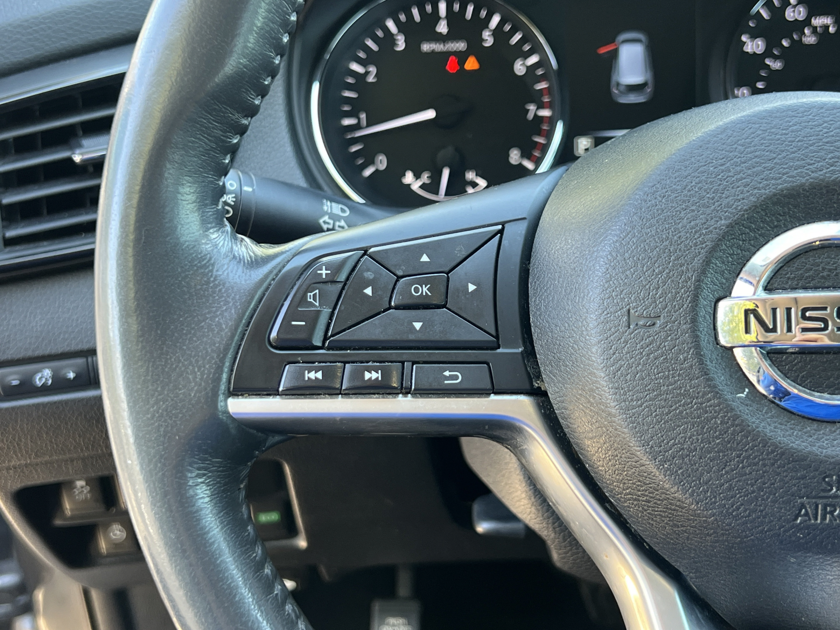 Used 2017 Nissan Rogue SV w/ Sun & Sound Touring Package FWD image 18