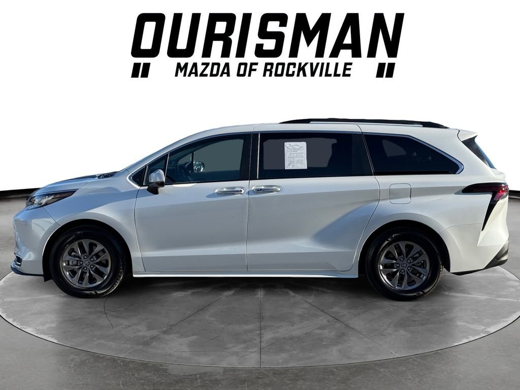 Used 2023 Toyota Sienna XLE w/ XLE Plus Package image 3