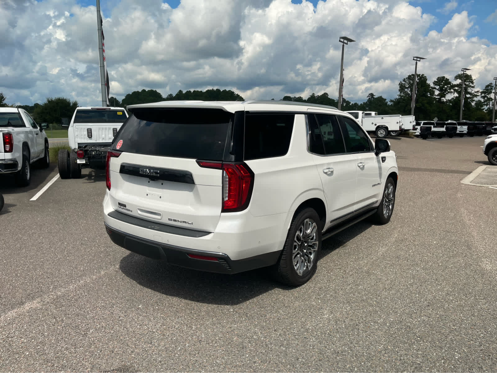 Used 2023 GMC Yukon Denali Ultimate AWD/4WD image 5
