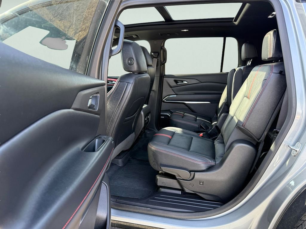 Used 2025 Chevrolet Traverse RS AWD/4WD image 39