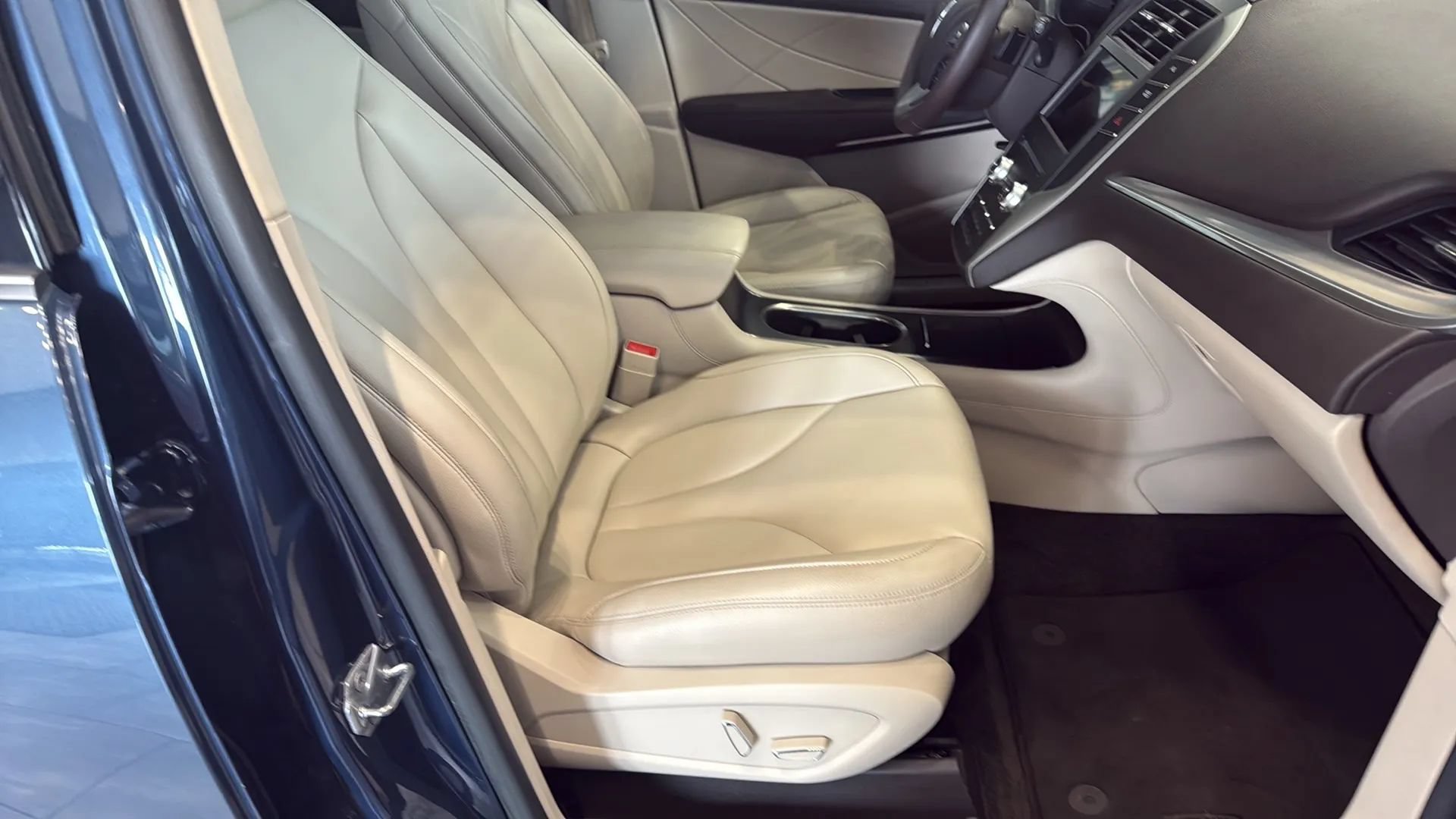 Used 2018 Lincoln MKC Premiere FWD image 38
