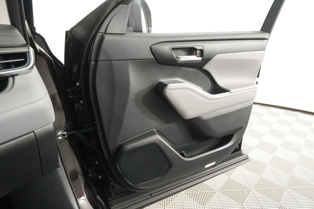 Used 2022 Toyota Highlander XLE AWD/4WD image 21