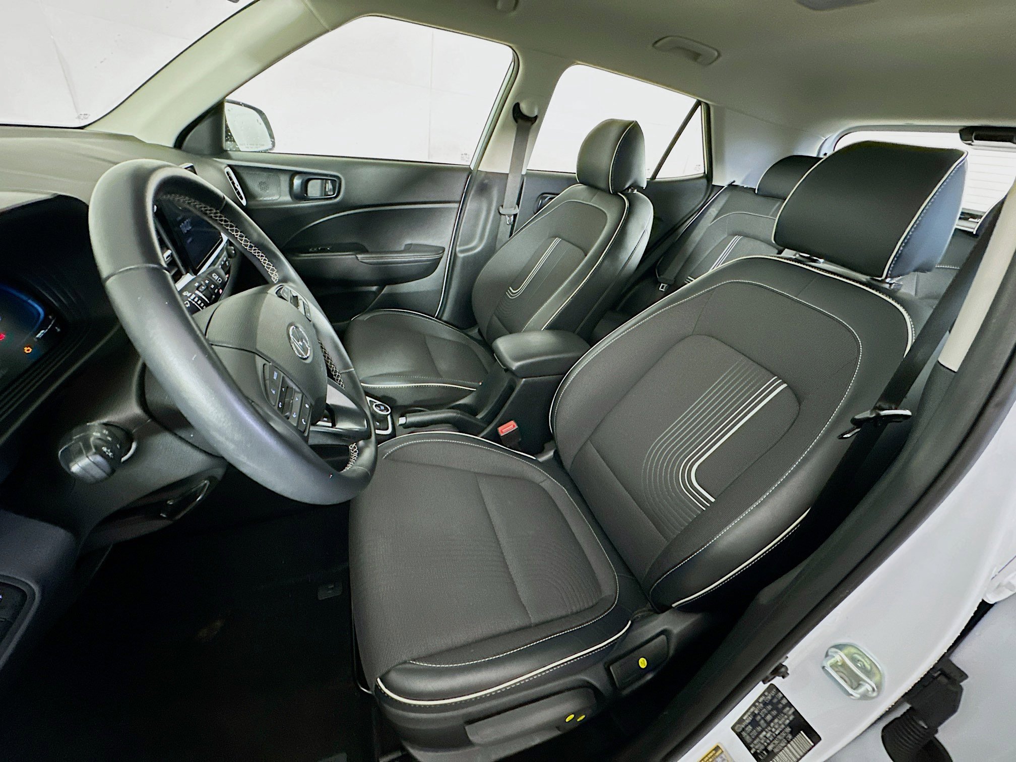 Used 2024 Hyundai Venue Limited image 13