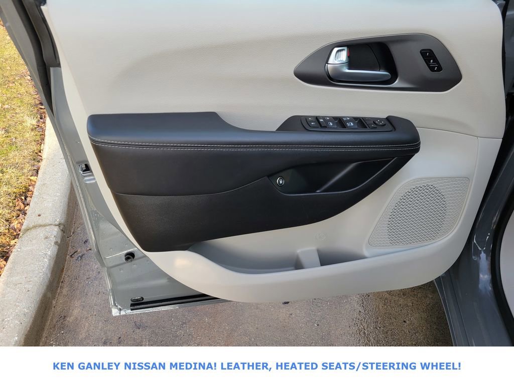 Used 2023 Chrysler Pacifica Touring-L image 39