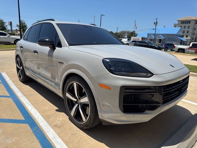 Used 2024 Porsche Cayenne Turbo image 3