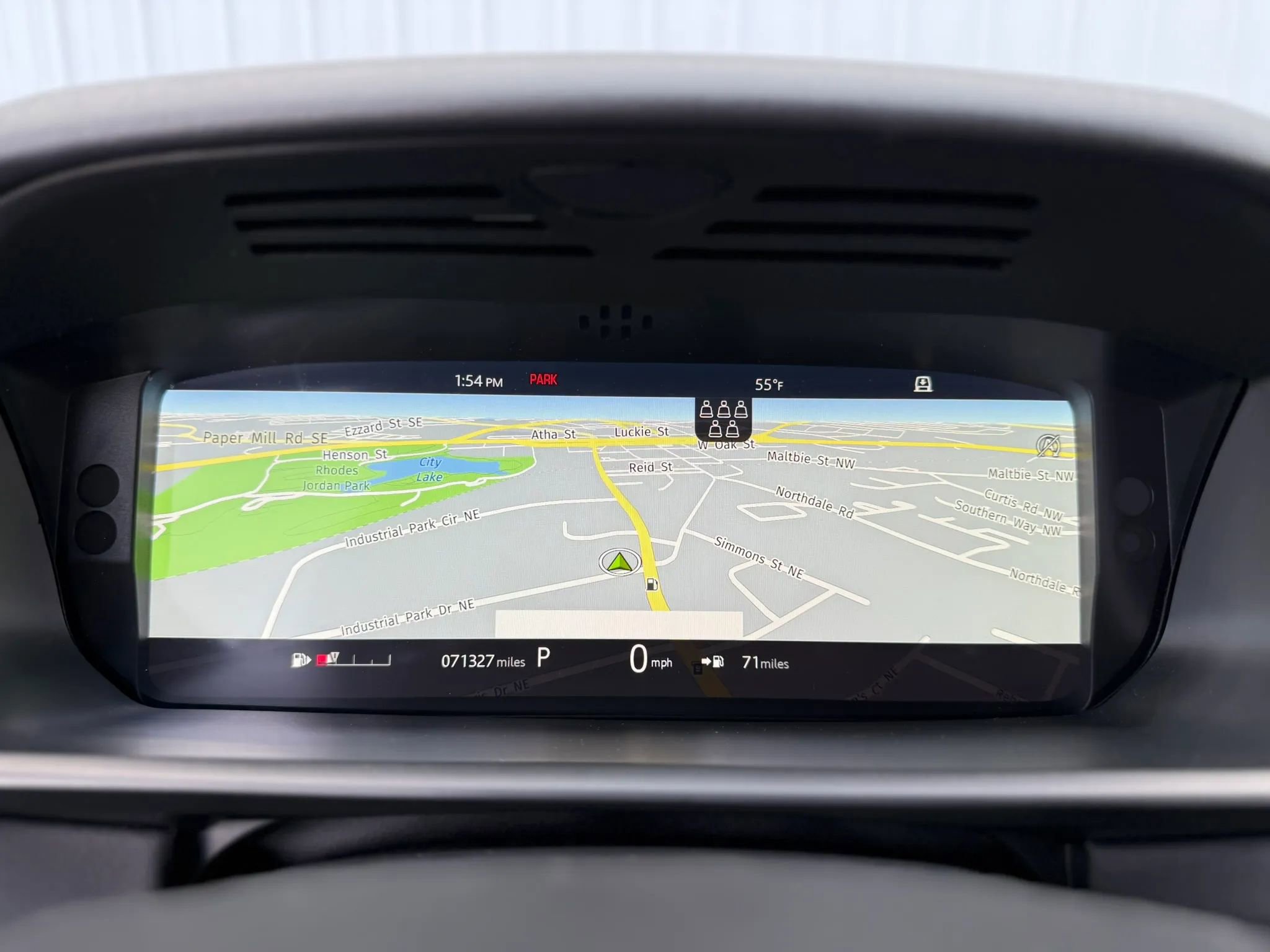 Used 2020 Land Rover Discovery Landmark image 17